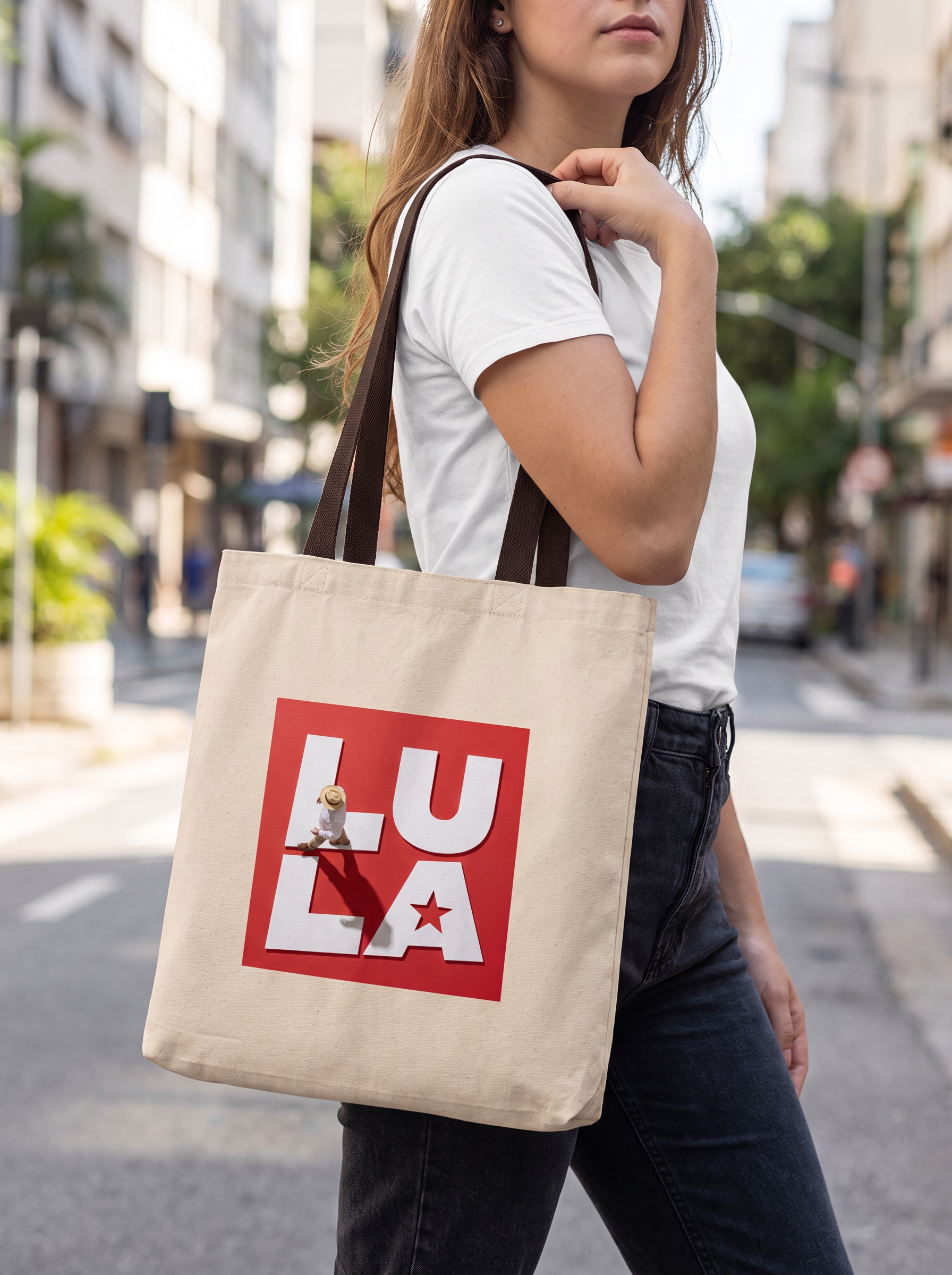 04-bolsa-bege-lula-mulher-jovem-branca Ecobag LULA 2026 - Imagem 1